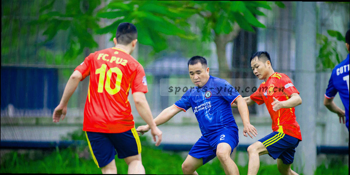 两个方形节点由一条折线连接的路径示意图形，节点分别代表命令栏与球队卡片